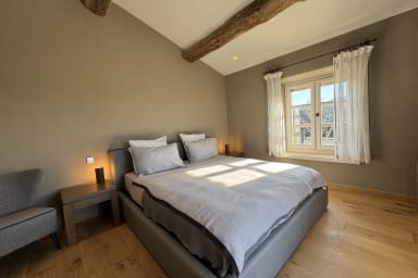 chambre ensuite avec lit 180x200cm, dressing, TV et vue des les Alpilles