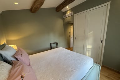 chambre ensuite avec lit 160x200cm, grands placards et vue sur le village