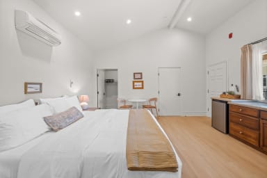 King-size bed, sleeps 2 (Cool Gel Chill memory foam mattress)