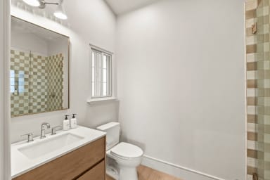 Public Goods toiletries provided