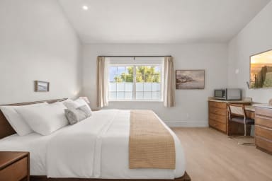 King-size bed, sleeps 2, seating area, and 65