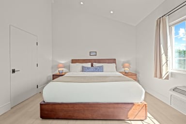 King-size bed, sleeps 2 (Cool Gel Chill memory foam mattress)