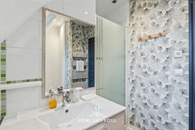 Salle de bain moderne et élégante, dotée de tout le nécessaire pour vous.