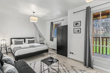 Chambre confortable avec accès balcon et vue apaisante sur le jardin.