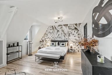 Chambre spacieuse et sereine, idéale pour se ressourcer après une journée active
