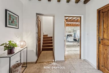 Couloir spacieux desservant différentes pièces dans un style rustique élégant.