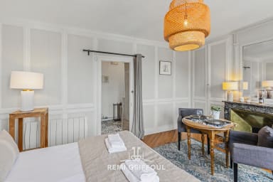 Espace nuit élégant et table dressée pour des moments intimes à savourer.