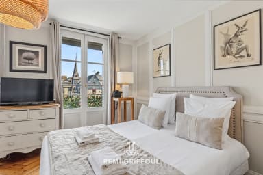Repos paisible avec vue apaisante sur la ville, entre élégance et authenticité.