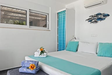 Chambre accueillante avec vue jardin et détails soignés.