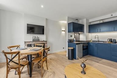 Cuisine moderne entièrement équipée et coin repas convivial pour des moments à 2