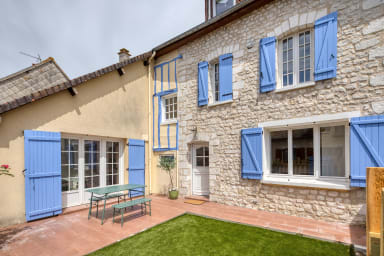 Maison en pierre avec terrasse et jardin