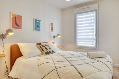 Chambre lumineuse avec lit deux places confortable et placard