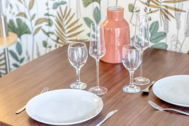 Table à manger dressée avec vue sur le balcon