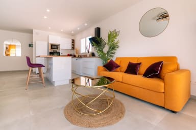 Salon ouvert sur la cuisine