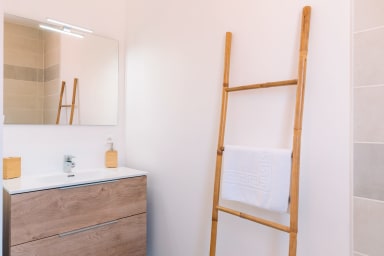 Salle de bain : meuble vasque et porte-serviettes