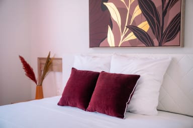 Chambre 2 : détail du lit et des coussins