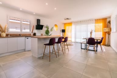 Villa Juxta Maré : Pièce de vie avec cuisine ouverte et espace repas