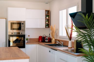 Villa Juxta Maré : Cuisine : vue du plan de travail et des appareils encastrés