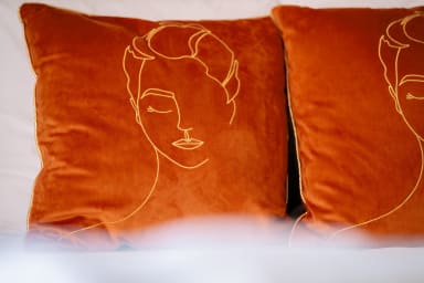 Villa Juxta Maré : Détail des coussins décoratifs de la chambre