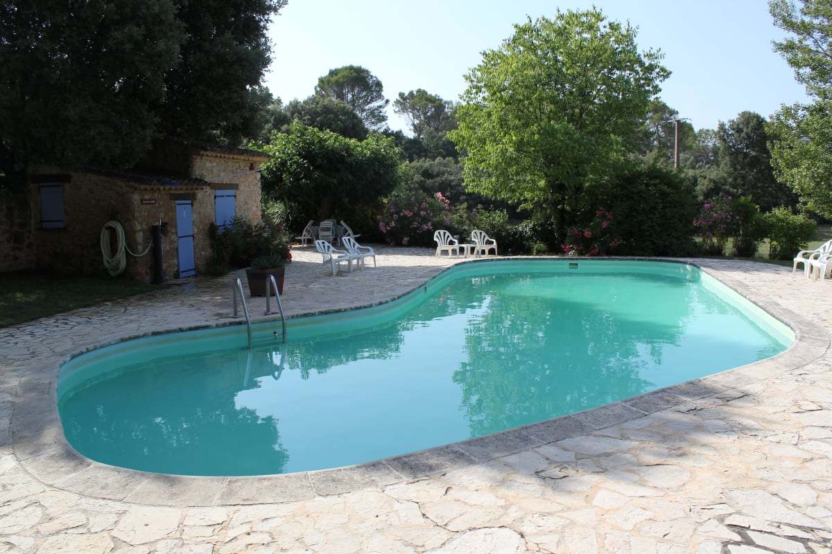 Immobilier  L'Oubradou, Mas de charme, piscine partagée en Provence, nature et calme  