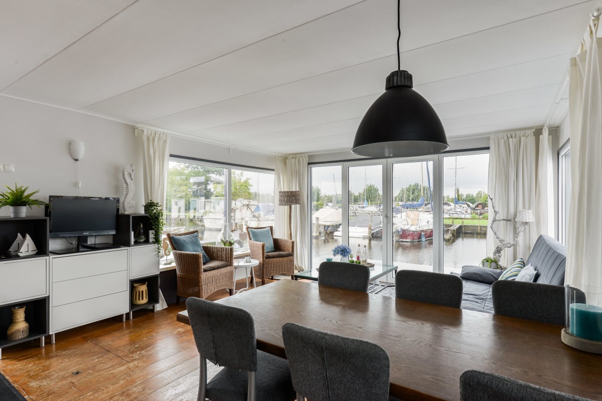  Bright and Comfortable Houseboat  