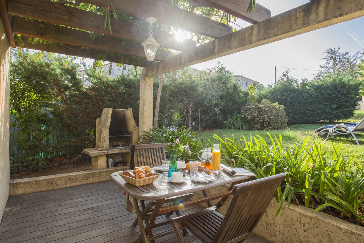 immobilier  minivilla lilas indépendante à Calv avec jardin et piscine, jardin et bbq