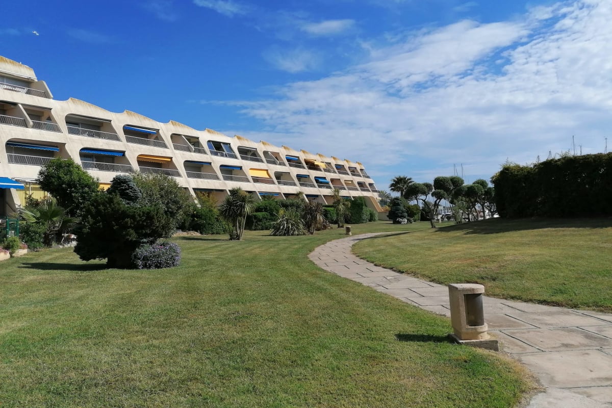 Immobilier 40m² Avec Terrasse Dans Une Résidence Avec Piscine  