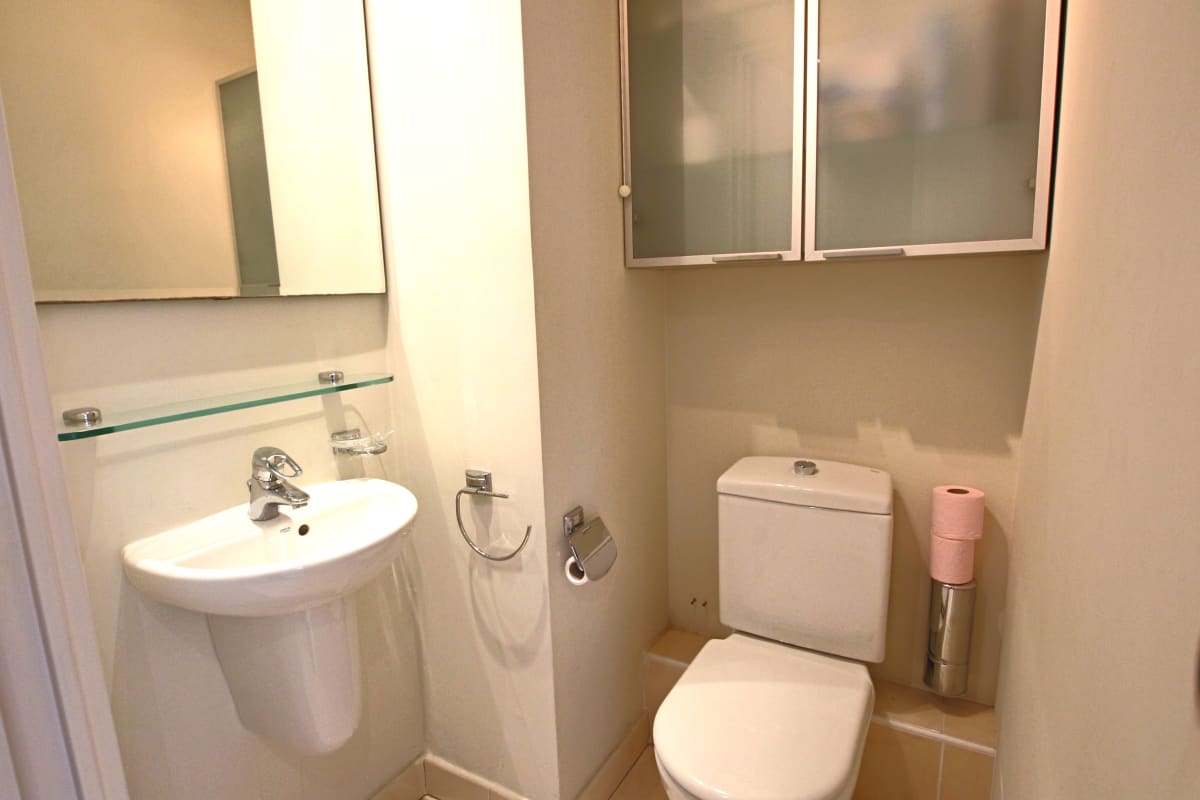 Immobilier Appartement entièrement équipé avec grande terrasse / salon d' extérieur  