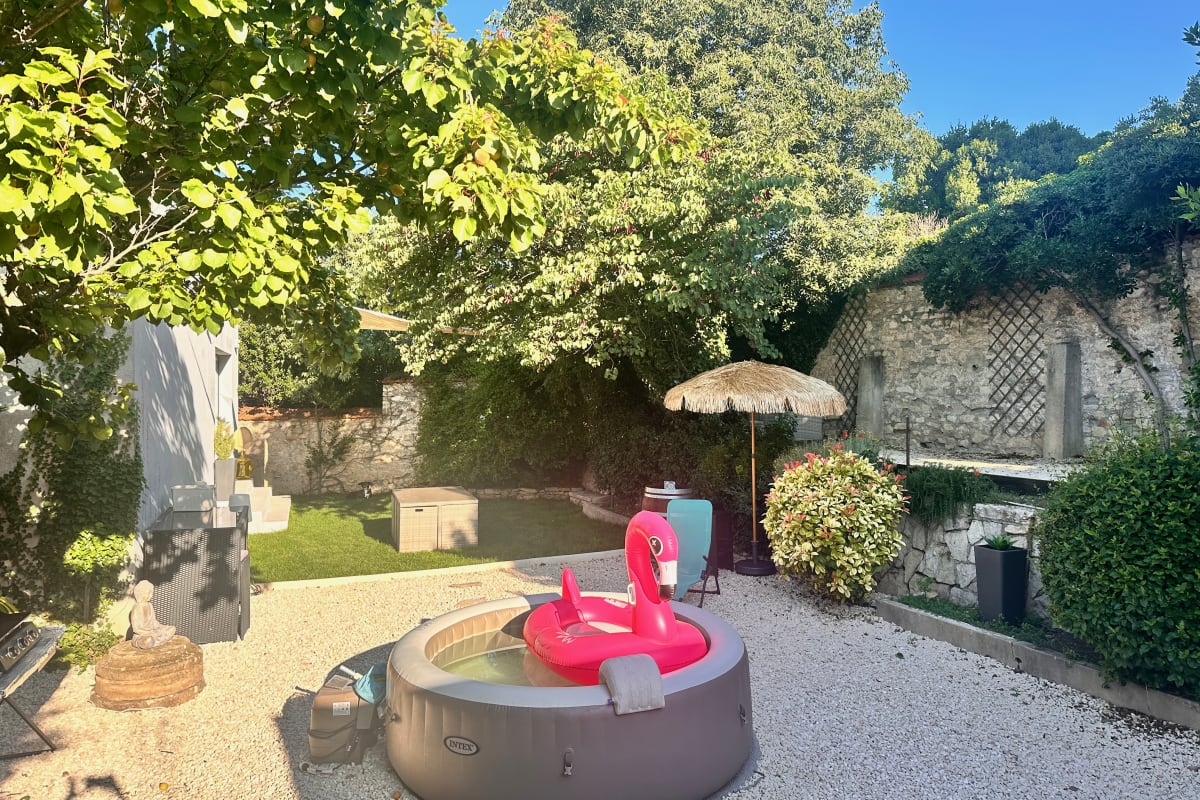 Maison   La Maison de la fontaine - Jardin et jacuzzi 
