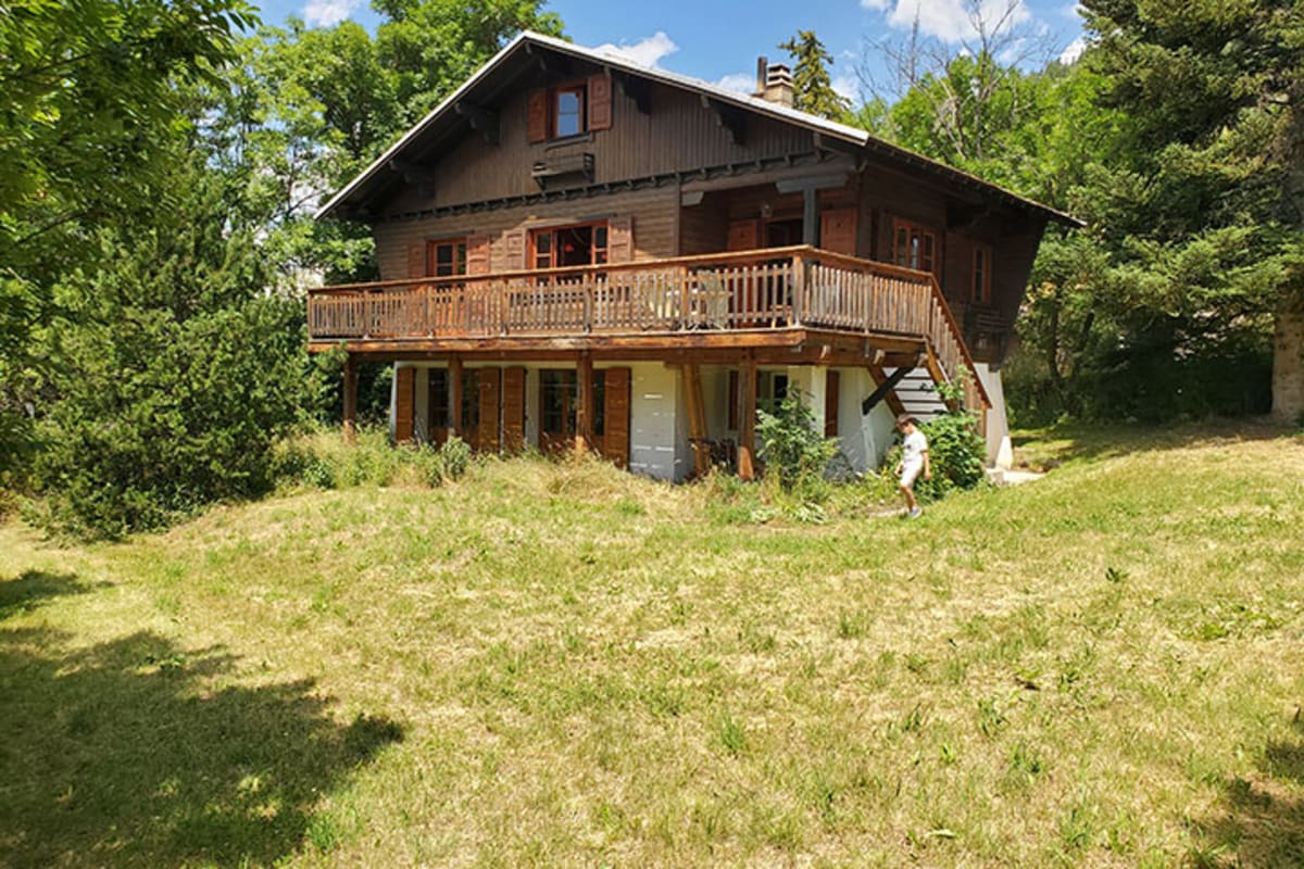 Chalet alpin avec cheminée, terrasse et jardin
