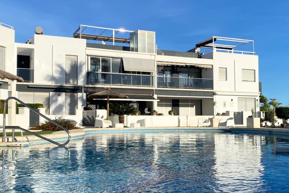 Appartement moderne avec piscine, terrasse et solarium