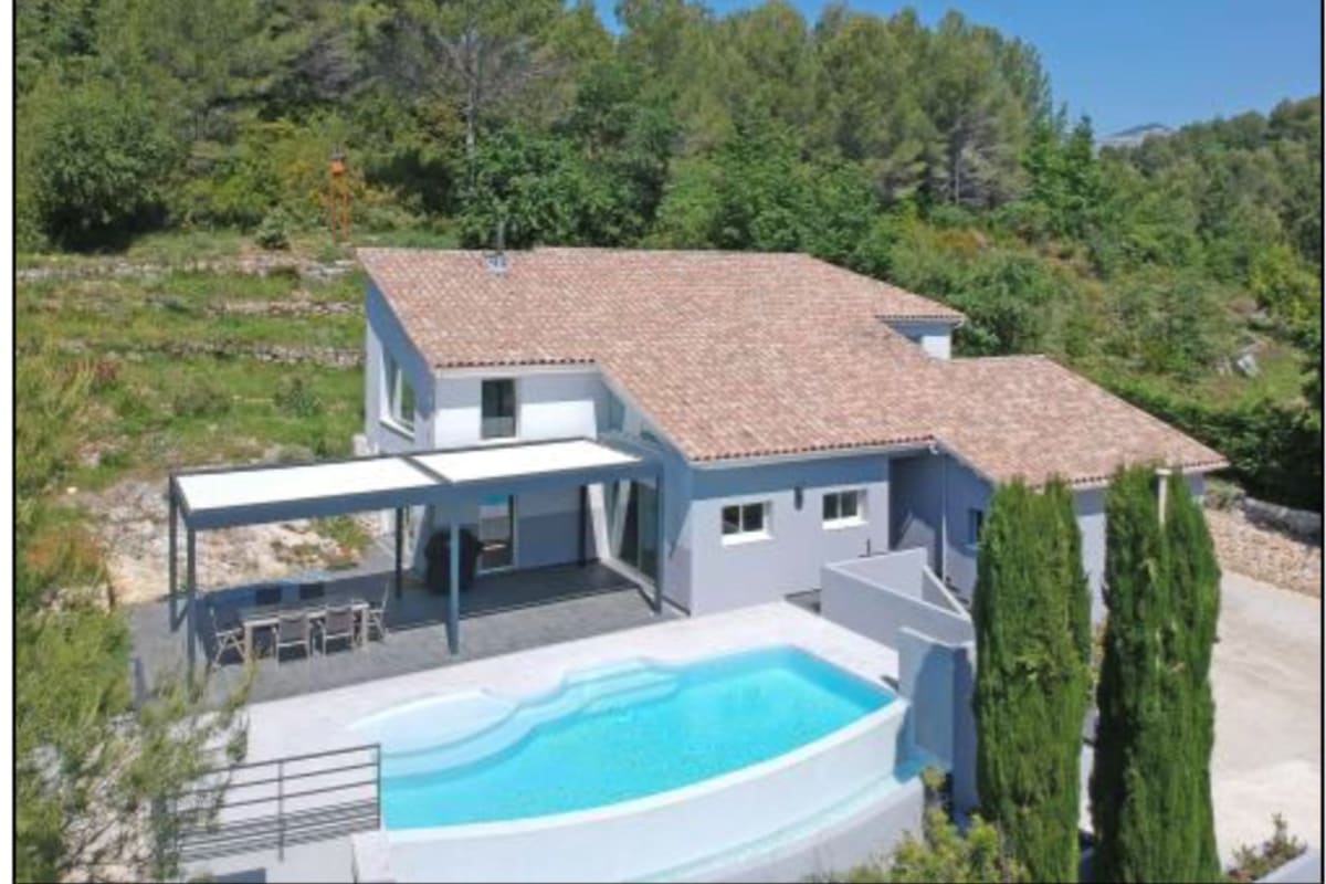 Superbe villa contemporaine avec piscine et jardin