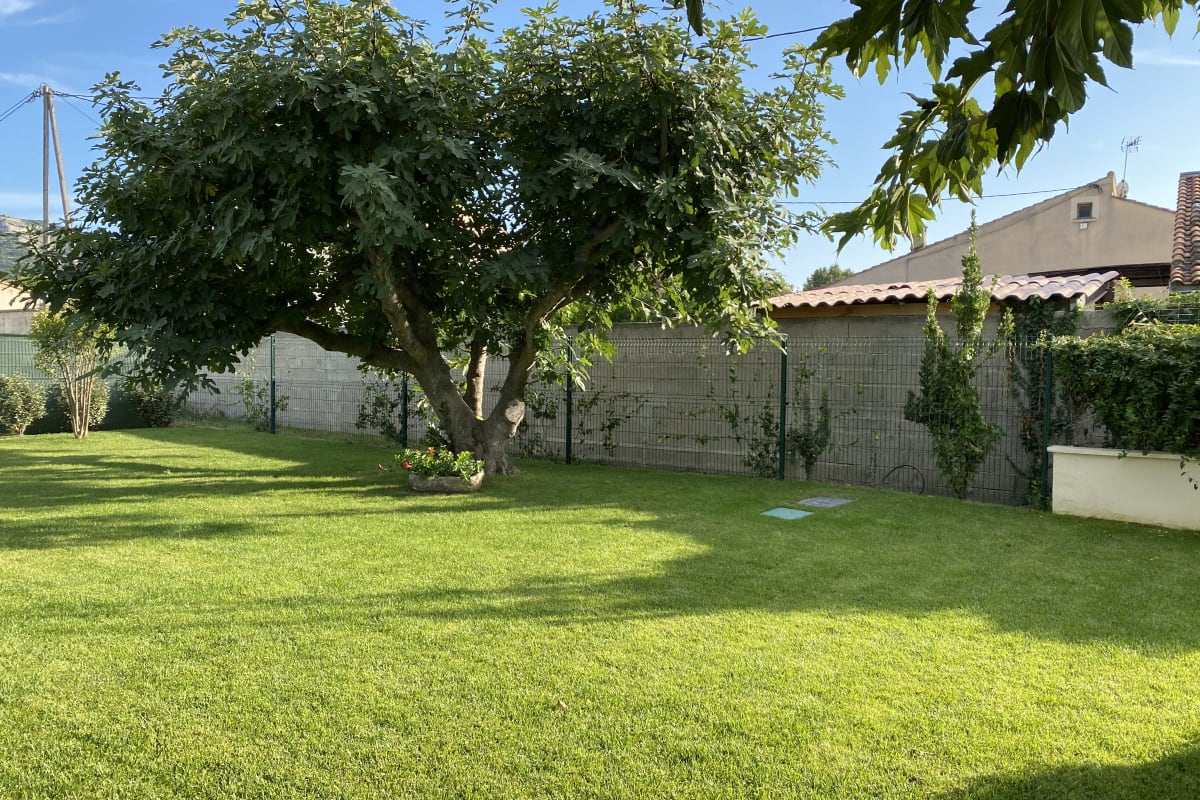  immobilier  La Maison de Gari, maison spacieuse avec piscine et bel extérieur 