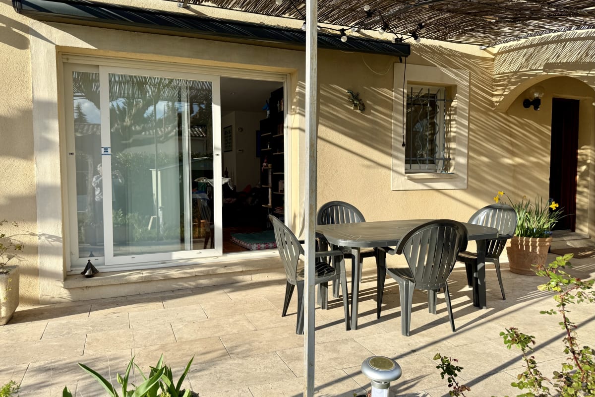 Maison climatisée avec jardin privé au Thor, animaux acceptés 