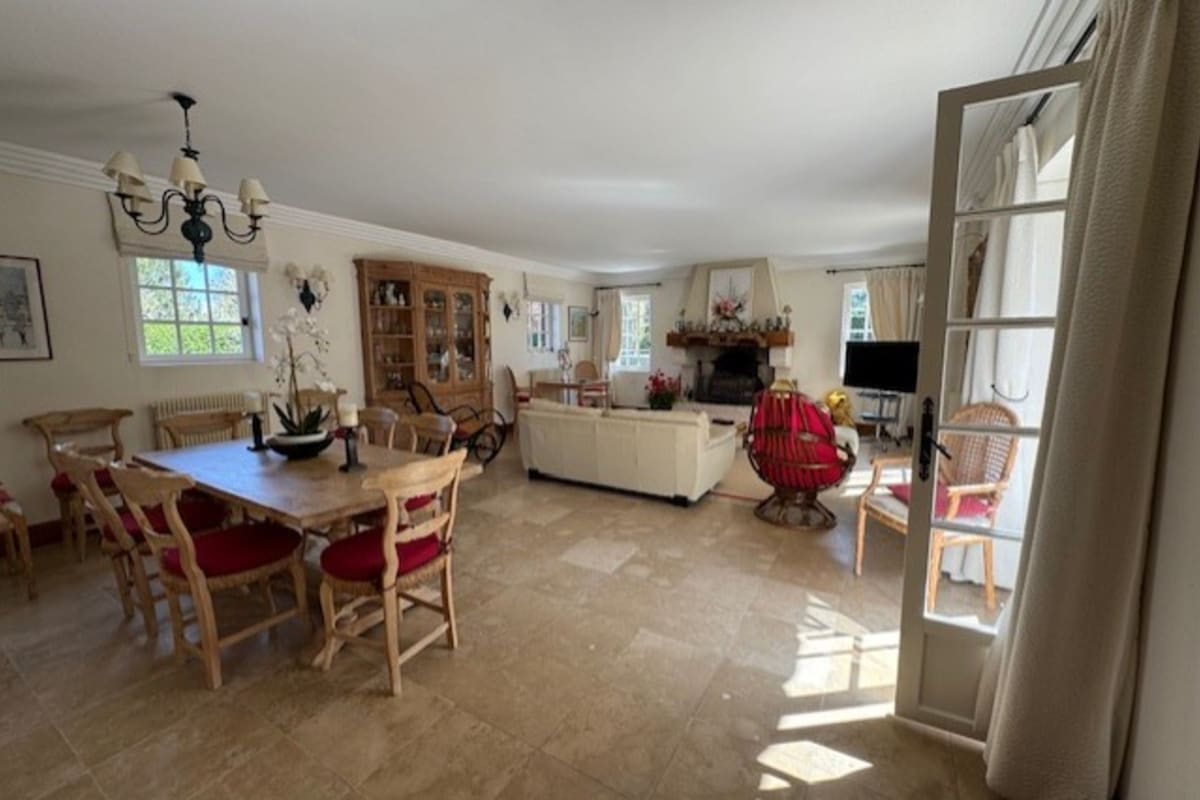  Maison Grande maison avec un jardin verdoyant
