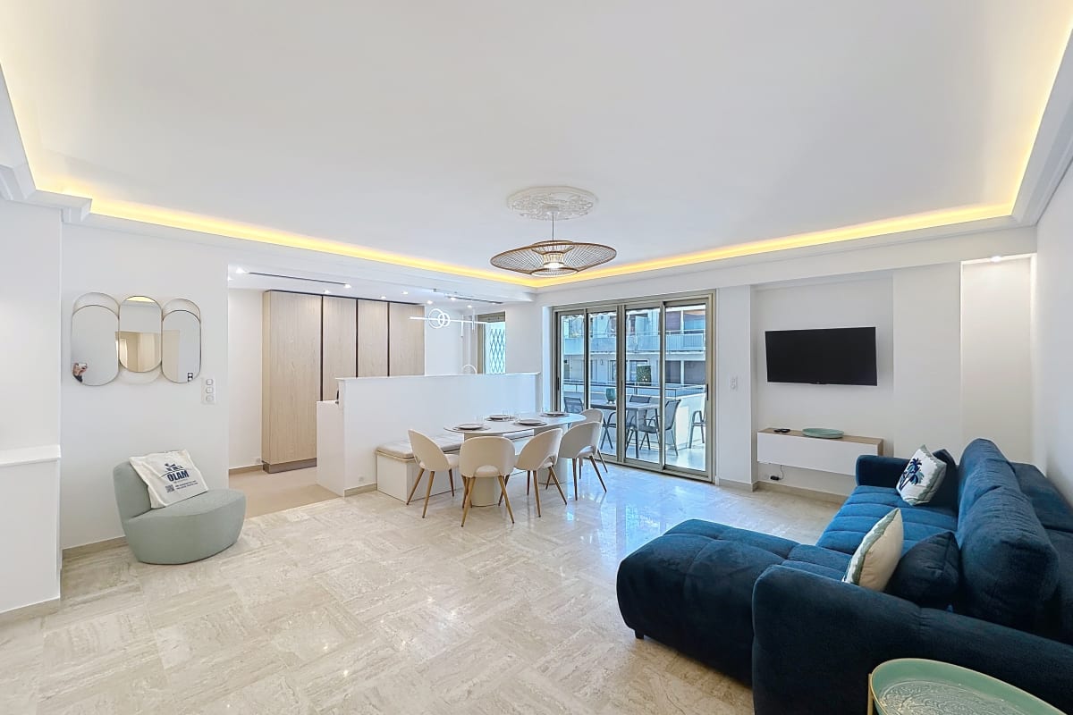 Appartement Cannes Rue d'Antibes 1 mn, vaste 3 chambres 2 bains avec terrasse d'angle. 