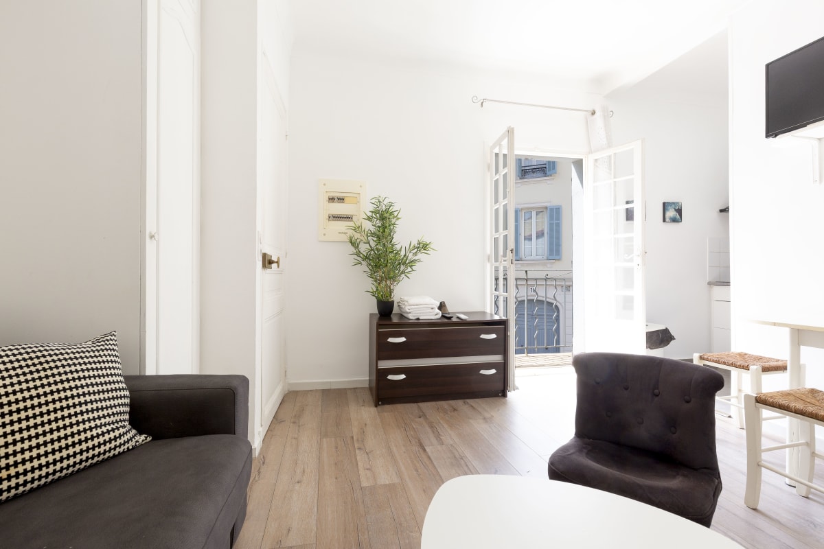Studio rénové dans le coeur du vieil Antibes, wifi, climatisation 