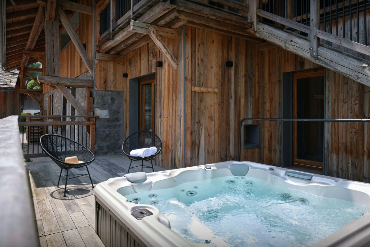  immobilier  Ferme rénovée tout confort avec jacuzzi et terrasses - OVO Network