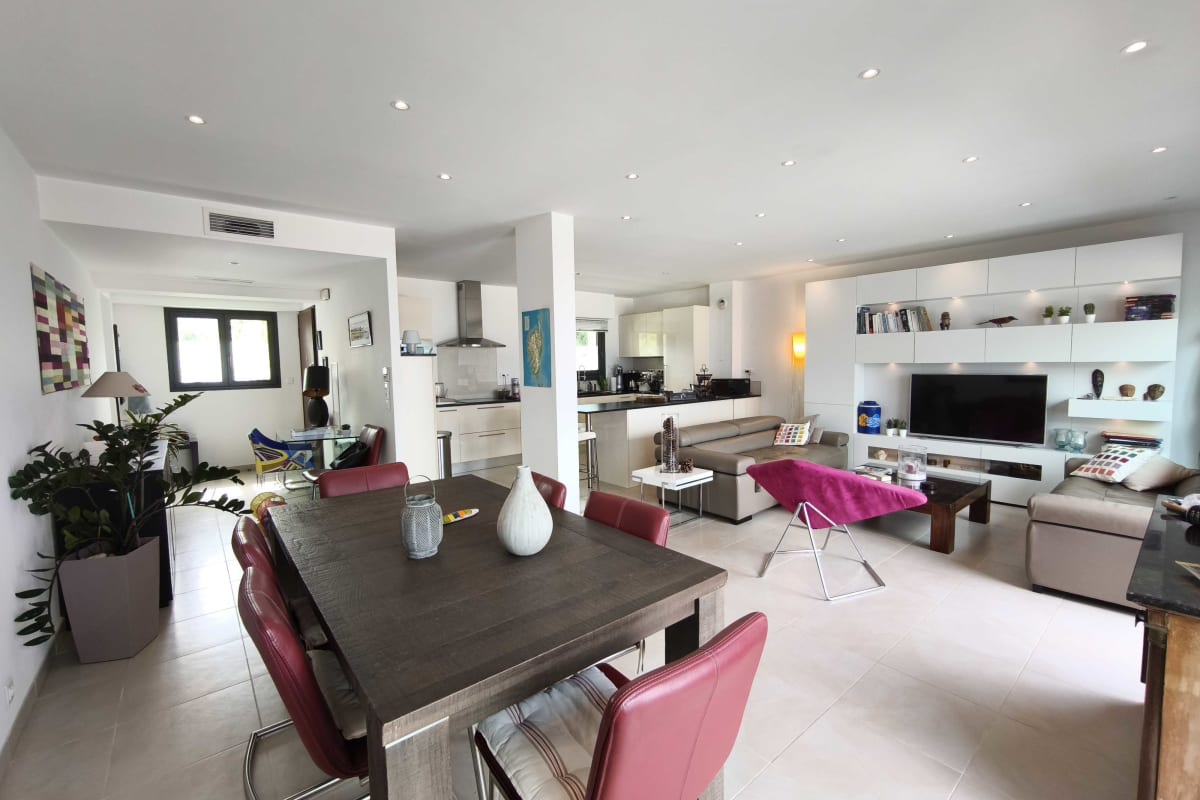 Appartement T3 avec terrasse vue mer à deux pas de la plage 