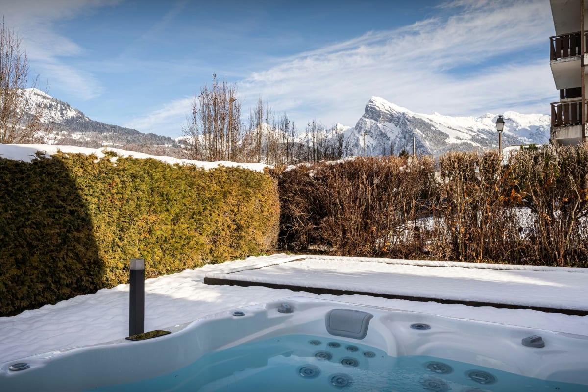 Chalet Vacances en famille pour 10 avec jacuzzi à 90m des pistes - OVO Network 