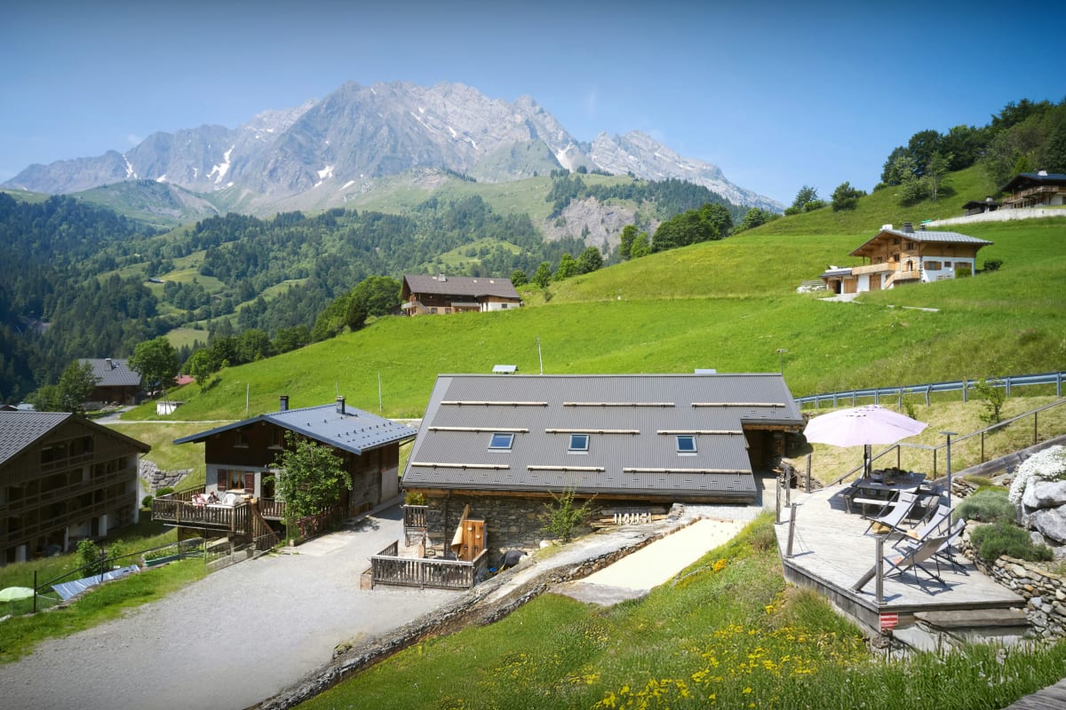 Chalet   Charmante ferme rénovée avec jacuzzi, terrasse et balcon - OVO Network