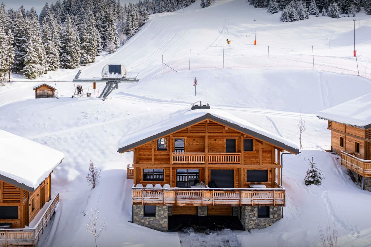 Chalet skis aux pieds proche des pistes de La Croix-Fry - OVO Network