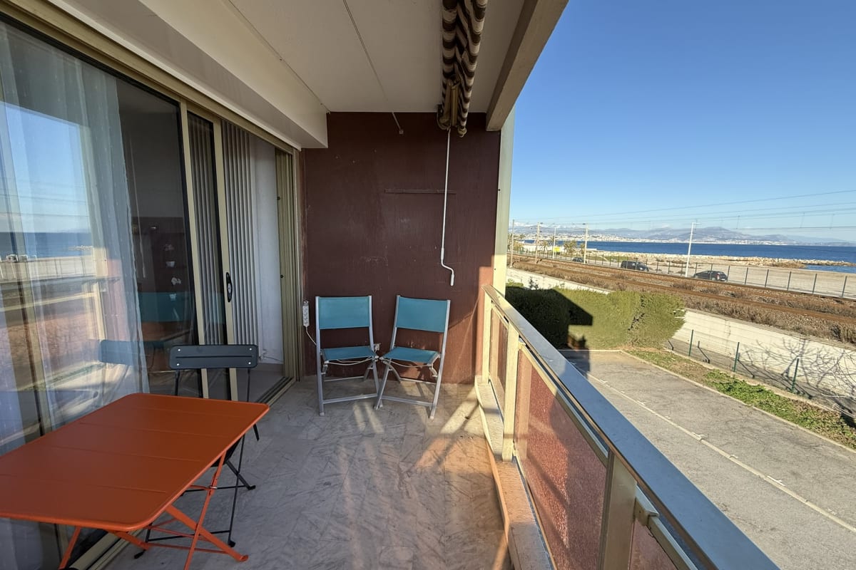  immobilier  06DO : Beau studio rénové face à la mer