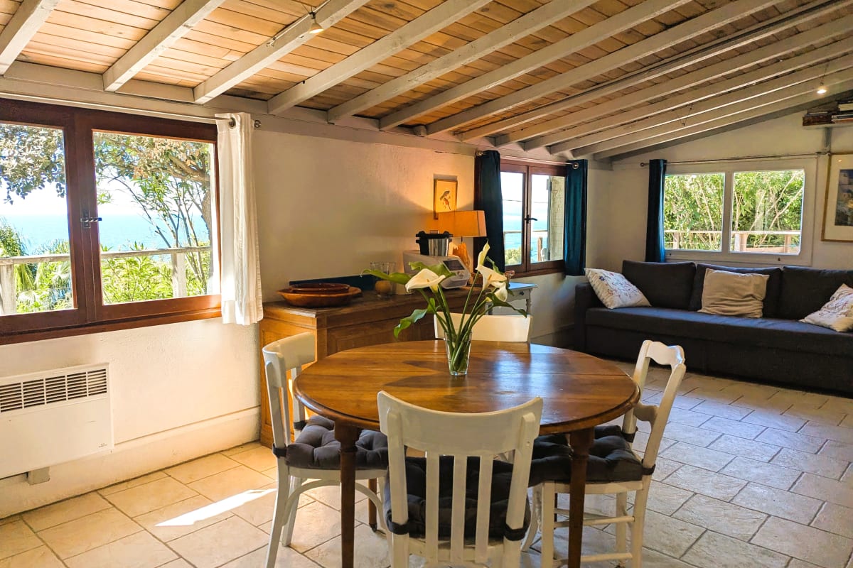 Maison Cabanon perché au dessus de la mer 