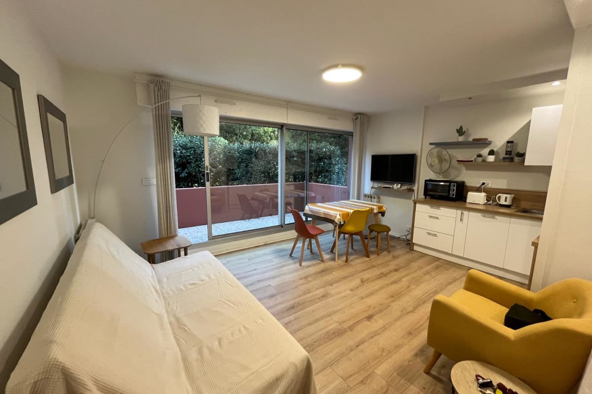 Appartement   Studio lumineux avec terrasse à 200 m de la plage
