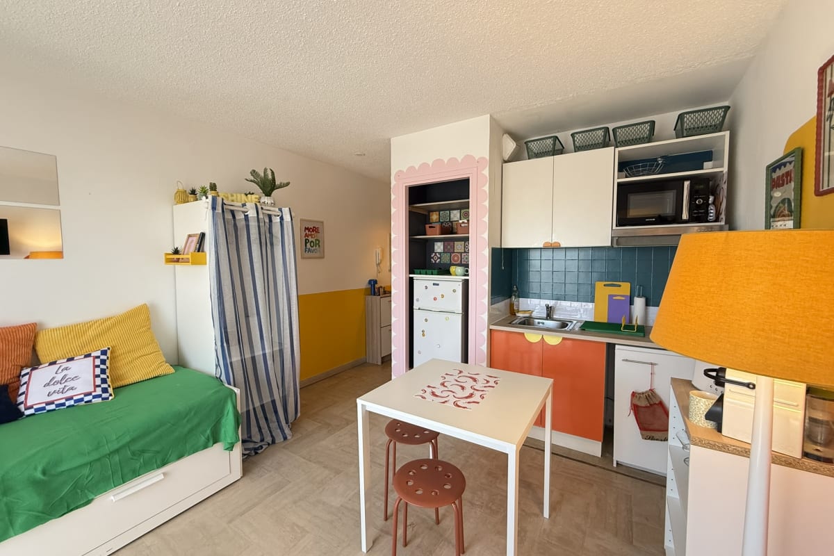 Studio coloré & fonctionnel – proche gare, plages & vieille ville