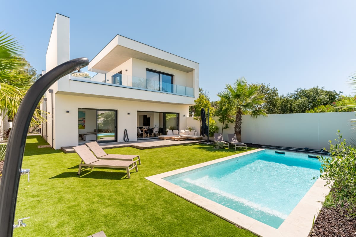 Villa Camarines, neuve, piscine, plage à pied