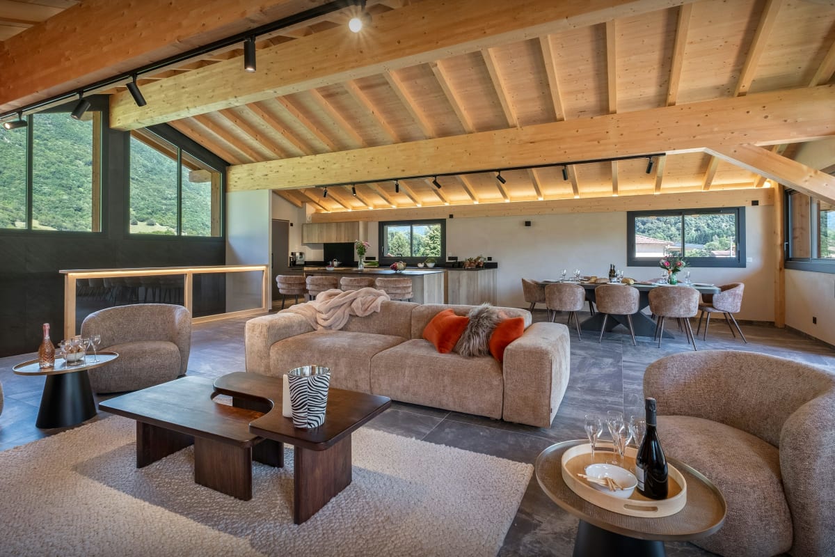 Immobilier Chalet pour 8 avec jacuzzi, terrasses et piscine - OVO Network  