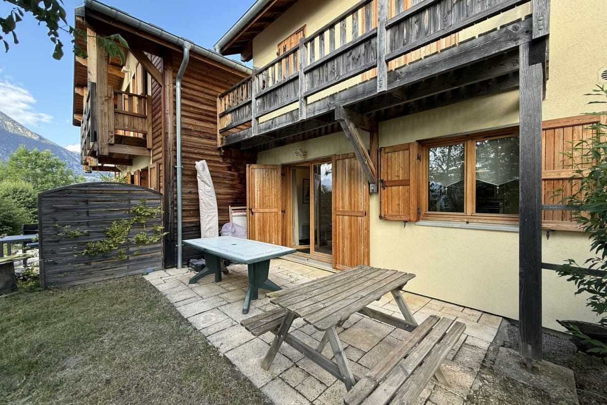 Chalet cosy à Risoul village • Terrasse & vue vallée