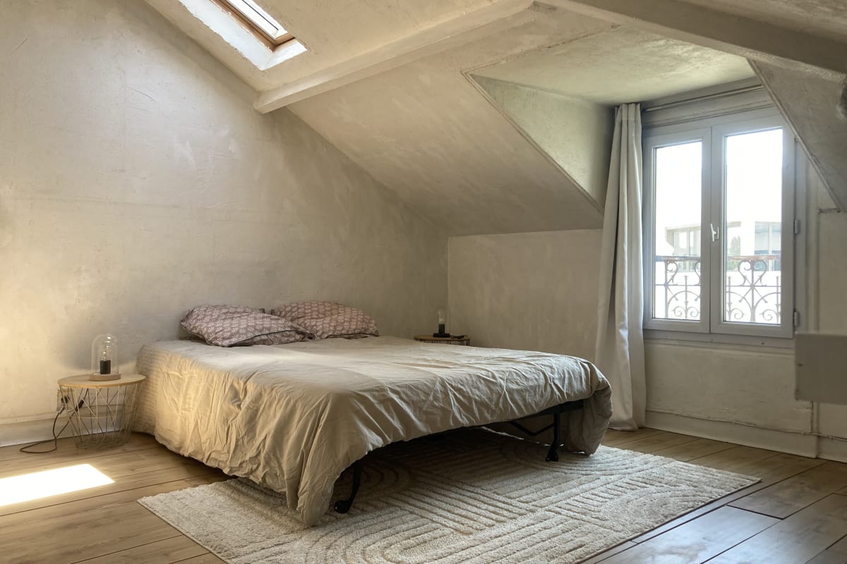 Maison   Maison de charme avec cour calme, proche RER A